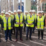 El presidente de Repsol Antonio Brufau (3d), el presidente de Murcia Fernando López Miras (3i), el delegado del Gobierno en Murcia José Vélez (2i), entre otros, en un momento de la visita de hoy a la refinería de Cartagena