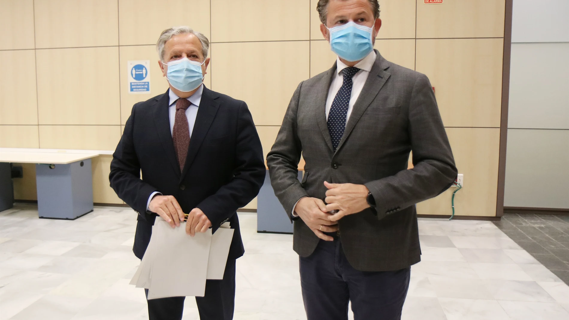 El teniente de alcalde delegado de Hacienda y Urbanismo del Ayuntamiento de Córdoba, Salvador Fuentes (PP), y el portavoz de Cs, David Dorado. AYUNTAMIENTO DE CÓRDOBA