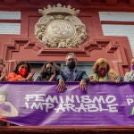 El secretario general del PSOE-A y candidato a la presidencia de la Junta de Andalucía, Juan Espadas (c), junto a integrantes de la ejecutiva de su partido despliegan en el balcón la bandera conmemorativa del 8M. EFE/Julio Muñoz