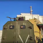 Una imagen tomada de un vídeo distribuido por el servicio de prensa del Ministerio de Defensa ruso muestra a militares rusos vigilando frente a la central nuclear de Chernóbil en Prípiat, Ucrania