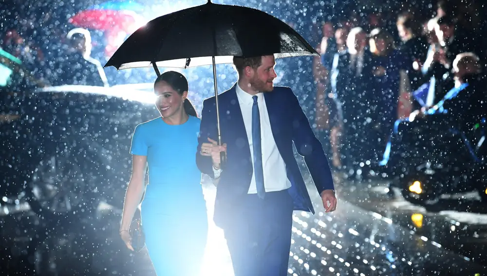 Harry (d) y Meghan (i), duque y duquesa de Sussex, asisten al Endeavour Fund Awards este jueves en Mansion House de Londres (Reino Unido).
