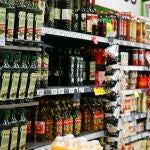 Estanterías con botellas de aceite en un supermercado.