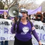 Una mujer con un megáfono en una manifestación estudiantil feminista por el 8M, Día Internacional de la Mujer, a 8 de marzo de 2022, en Valencia, Comunidad Valenciana (España). El acto, organizado por el Sindicato de Estudiantes y Libres y Combativas, tiene como objetivo conmemorar el 8 de marzo, Día Internacional de la Mujer, declarado así por las Naciones Unidas en 1975. Un día utilizado a nivel internacional para dar voz y visibilidad a las mujeres y cuya fecha fue elegida para conmemorar la muerte de 146 mujeres trabajadoras, en un incendio en una fábrica textil de Nueva York en 1857. 08 MARZO 2022;8M;VIOLENCIA;MUJER;FEMINISMO;DIA DE LA MUJER;FEMINISTA;IGUALDAD;GÉNERO Jorge Gil / Europa Press 08/03/2022