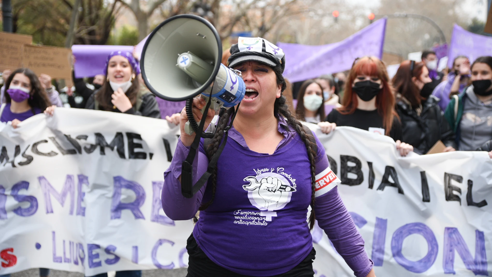Una mujer con un megáfono en una manifestación estudiantil feminista por el 8M, Día Internacional de la Mujer, a 8 de marzo de 2022, en Valencia, Comunidad Valenciana (España). El acto, organizado por el Sindicato de Estudiantes y Libres y Combativas, tiene como objetivo conmemorar el 8 de marzo, Día Internacional de la Mujer, declarado así por las Naciones Unidas en 1975. Un día utilizado a nivel internacional para dar voz y visibilidad a las mujeres y cuya fecha fue elegida para conmemorar la muerte de 146 mujeres trabajadoras, en un incendio en una fábrica textil de Nueva York en 1857. 08 MARZO 2022;8M;VIOLENCIA;MUJER;FEMINISMO;DIA DE LA MUJER;FEMINISTA;IGUALDAD;GÉNERO Jorge Gil / Europa Press 08/03/2022