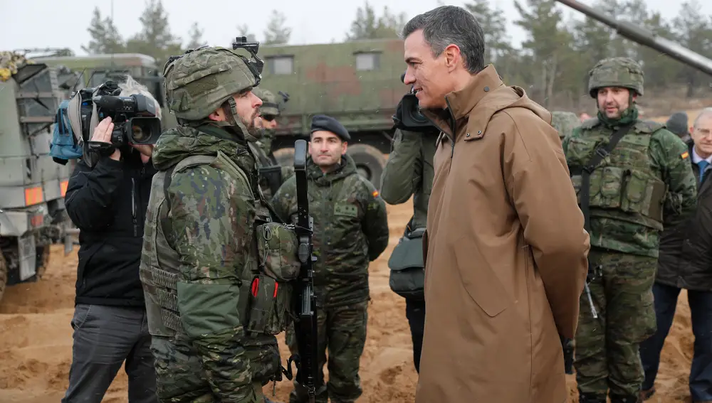 Sánchez, durante una visita a las tropas desplegadas en el Flanco Este con la OTAN