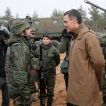 Sánchez, durante una visita a las tropas desplegadas en el Flanco Este con la OTAN