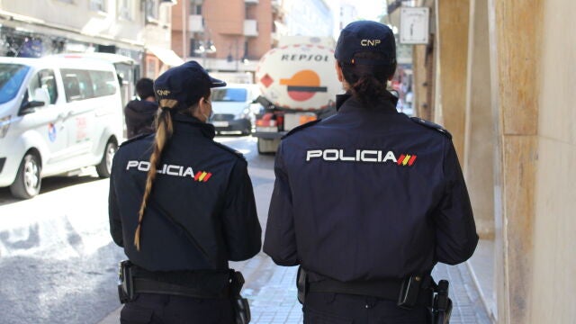 Dos agentes de la Polic&iacute;a Nacional en Valencia en una imagen de archivo