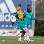 Toni Kroos y Camavinga (d), durante el entrenamiento de ayer