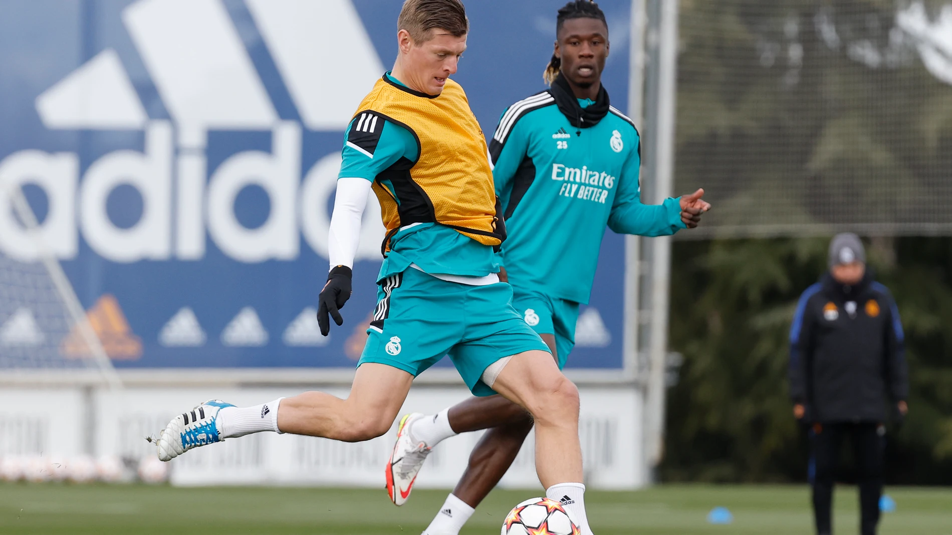 Toni Kroos y Camavinga (d), durante el entrenamiento de ayer