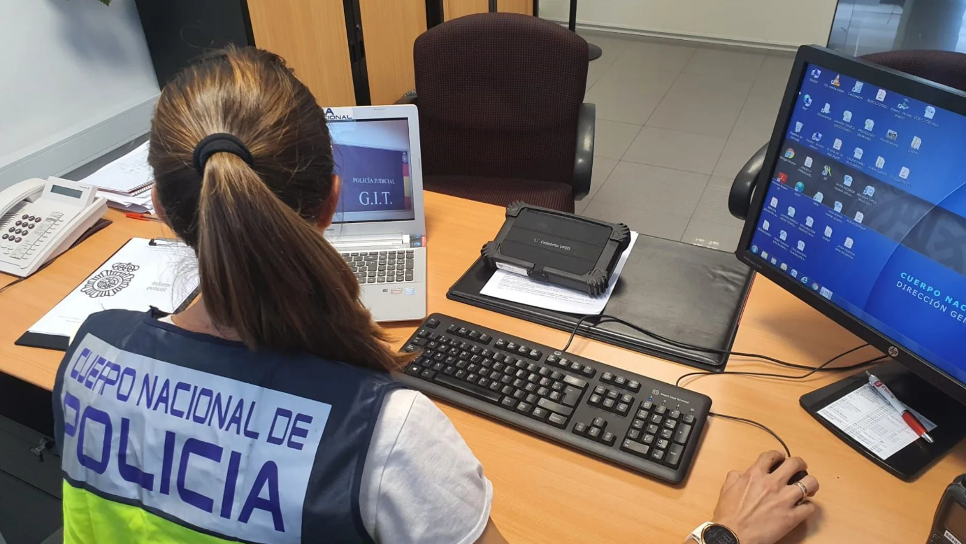 Agente de la Policía Nacional especialista en resolver ciberestafas