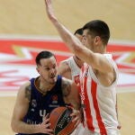 Heurtel busca a un compañero ante la defensa de Mitrovic