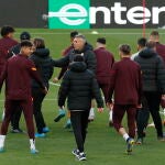 Doménec Torrent, en el centro de la imagen, da instrucciones a los jugadores del Galatasaray en un entrenamiento
