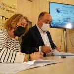 El presidente de la Diputación de Segovia, Miguel Ángel de Vicente y la presidenta de AFA Segovia, Isabel Miranda, suscriben el convenio