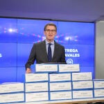 El presidente de la Xunta de Galicia y candidato a la presidencia del PP, Alberto Núñez Feijóo, entrega este miércoles los avales necesarios para formalizar su candidatura en la sede del partido, en Madrid.