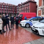 El alcalde de Valladolid, Óscar Puente, observa los nuevos vehículos de la Policía Local y el furgón de los Bomberos