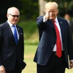 Woody Johnson junto a Donald Trump