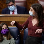 La ministra de Igualdad, Irene Montero (d) intervienes junto a la ministra de Derechos Sociales, Ione Belarra (i) durante la sesión de control al ejecutivo