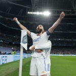 Karim Benzema celebra uno de sus goles contra el PSG.
