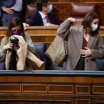 GRAF3709. MADRID, 09/03/2022.- La ministra de Igualdad, Irene Montero (d) y la ministra de Derechos Sociales, Ione Belarra (i) se marchan tras la sesión de control al ejecutivo este miércoles en el Congreso donde defiende las actuaciones del Gobierno en el marco de la Unión Europea y de la OTAN respecto a la situación en Ucrania tras la invasión rusa, entre ellas, el envío directo de armas a ese país. EFE/ Emilio Naranjo