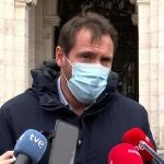 El alcalde de Valladolid, Óscar Puente, atiende a los medios tras la concentración en la Plaza Mayor. EUROPA PRESS 09/03/2022