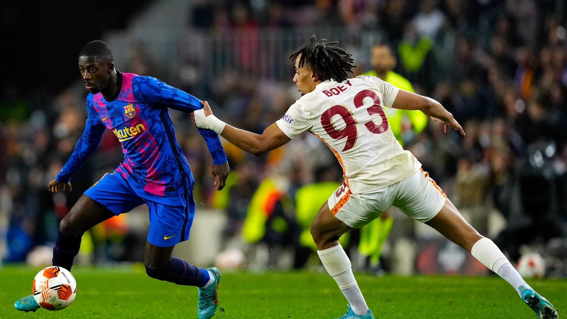 Sacha Boey, nuevo jugador del Bayern, en un partido con el Galatasaray ante el Barça
