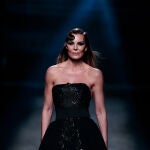 Mar Flores luce en la pasarela de colección una creación de “Roberto Diz“ durante la Pasarela Cibeles Mercedes-Benz Fashion Week Madrid 2022 en Madrid, el jueves 10 de marzo de 2022.