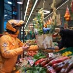 Repartidor de Just Eat en uno de los mercados asociados a su servicio de reparto de alimentos