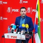 Javier Perales durante la rueda de prensa. PSOE LINARES