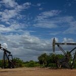 Vista de un balancín extractor de petróleo en Cabimas (Venezuela