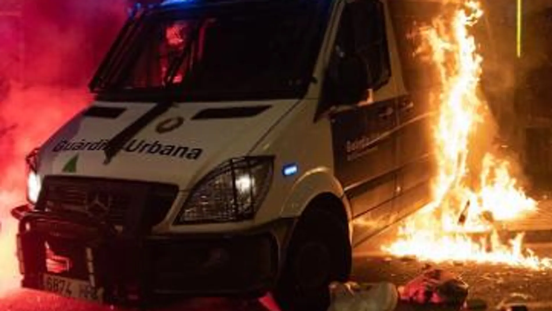 El vehículo de la Policía Urbana, en llamas