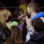 La infanta Cristina (i) conversa con su hijo, Pablo Urdangarín (c), al término del partido de la Liga de Campeones de balonmano entre el FC Barcelona y el SG Flensburg disputado este jueves en el Palau Blaugrana. EFE/Quique García