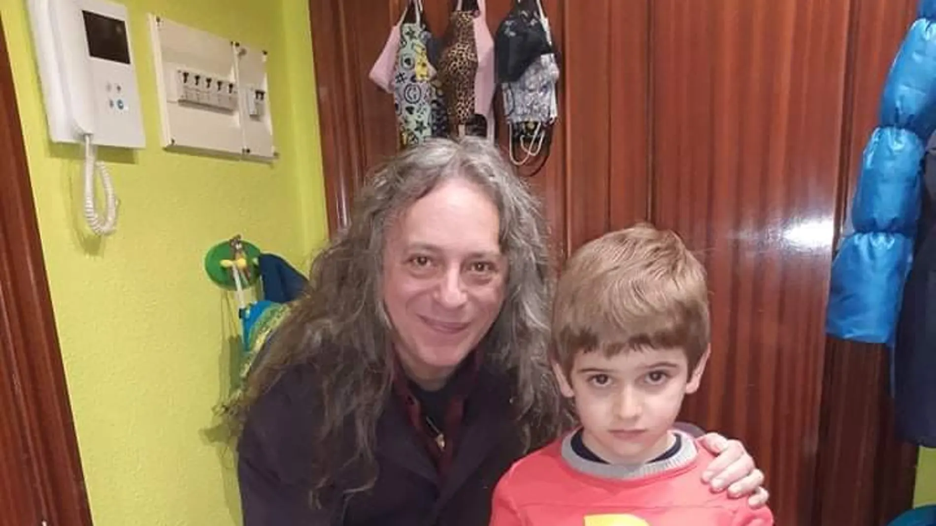 JJ Iglesias con un futuro superhéroe rockero, su sobrino