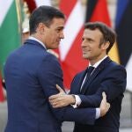 El presidente francés Emmanuel Macron (d) saluda al presidente español, Pedro Sánchez (i) en una imagen de archivo