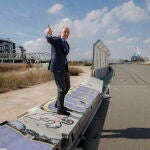 El presidente de la Generalitat, Francisco Camps, en las inmediaciones del antiguo circuito urbano de Fórmula 1 de València, actualmente abandonado, donde ha insistido en reivindicarse como candidato a la alcaldía de València.