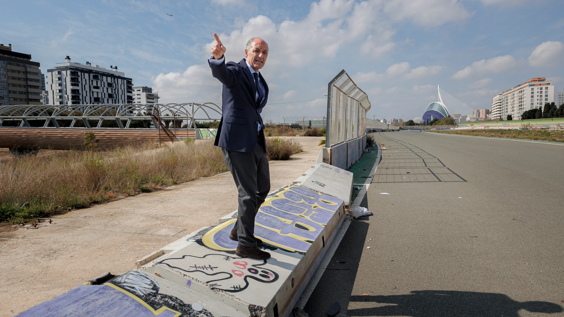El presidente de la Generalitat, Francisco Camps, en las inmediaciones del antiguo circuito urbano de Fórmula 1 de València, actualmente abandonado, donde ha insistido en reivindicarse como candidato a la alcaldía de València.