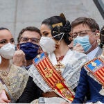 El presidente de la Xunta y precandidato a la Presidencia del Partido Popular, Alberto Núñez Feijóo, y el presidente de la Comunidad Valenciana, Ximo Puig, acompañados de algunas falleras, asisten a la macletà