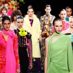 Modelos con creaciones de "Jorge Vázquez" en la pasarela de la colección durante la Pasarela Cibeles Mercedes-Benz Fashion Week Madrid 2022 en Madrid, el viernes 11 de marzo de 2022.