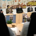 El obispo de Ávila, José María Gil Tamayo (c), el alcalde de Ávila, Jesús Manuel Sánchez Cabrera (2i), el director del CITES, Francisco Javier Sancho (i), y los ponentes, Francisco Ramírez (3d) y Fernando Millán (2d), durante la inauguración del simposio mundial "Santidad, Misión, y Experiencia de Dios", organizado con motivo del IV Centenario de la canonización de Santa Teresa de Jesús el 12 de marzo de 1622
