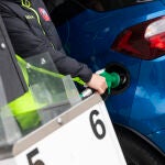 Un hombre llena el depósito de su vehículo en una gasolinera en Getafe (Madrid)