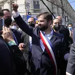 El presidente saliente, Sebastián Piñera, ha hecho entrega a Boric de la piocha de O'Higgins, considerada símbolo del poder presidencial en el país latinoamericano.