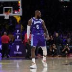LeBron James reacciona después de anotar un triple ante los Wizards. Acabó con 50 puntos