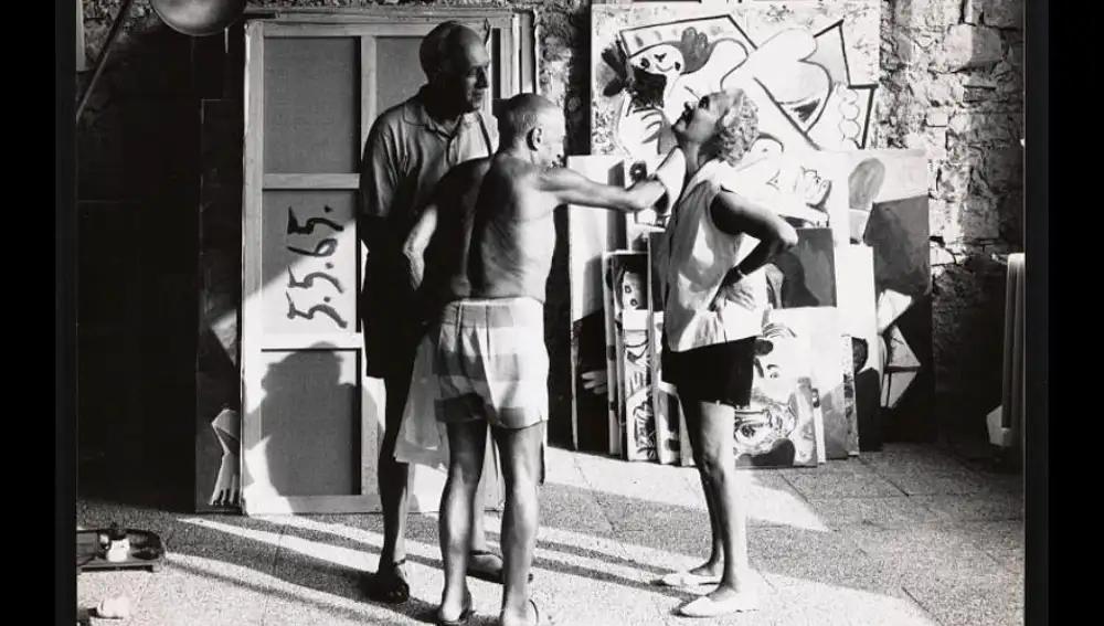 Picasso bromeando con sus amigos en su taller