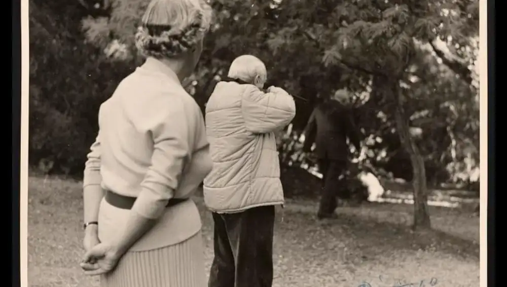 Picasso disparando en broma a su galerista Samuel Kootz