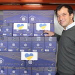El director de Grupo Pistacyl, Alfredo Pérez, junto con el cargamento de pistacho enviado a Ucrania