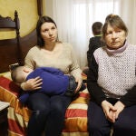 Zoya (d), de 72 años, su nieta Anna (i), de 29, y sus bisnietos, Román y Maxim, de 7 y 2 años, comienzan en Salamanca su exilio forzado por la invasión rusa de Ucrania