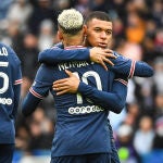 Kylian Mbappé abraza a Neymar.