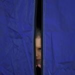 Un menor ucraniano en un campo de refugiados en Rumanía, ayer