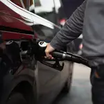 Un hombre reposta gasolina en una gasolinera de Barcelona