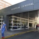 Una sanitaria protegida con mascarilla sale del hospital Virgen del Rocío de Sevilla