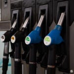 Las mangueras con los diferentes tipos de gasolina, en una gasolinera de Barcelona